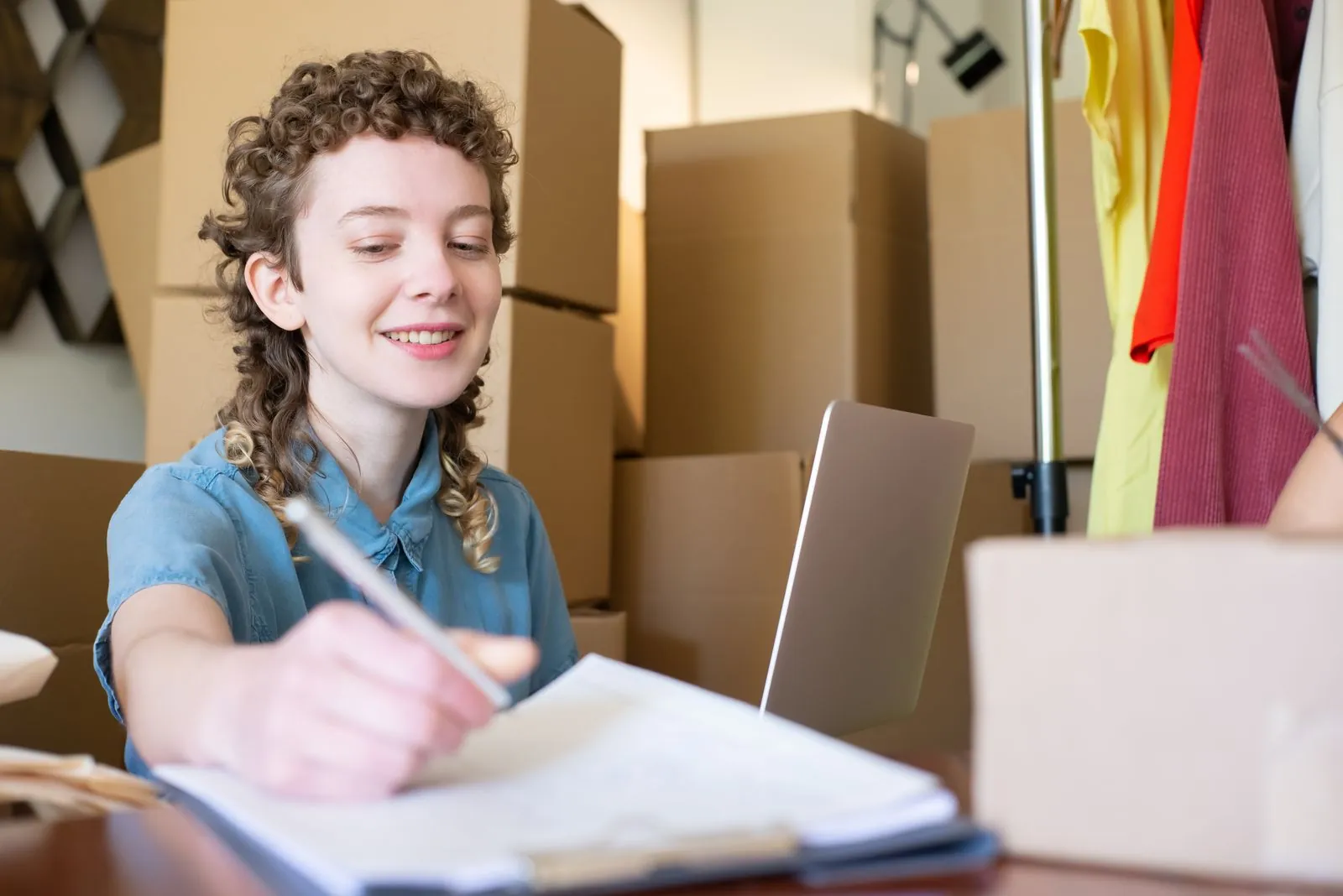 Auto-entrepreneure souriante gérant sa micro-entreprise en ligne